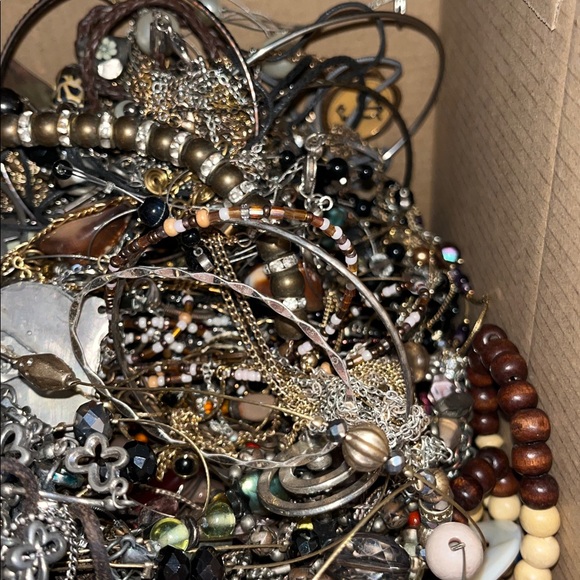 Tangled scrap lot, 4.72 lbs. un-searched, un-tested jewelry!  Lot 0131C - Picture 4 of 9